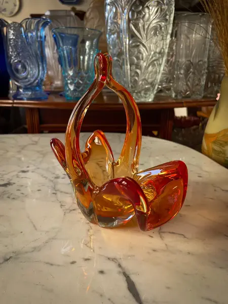 Foto de um(a) Antiga Cesta Decorativa Vaso Em Murano Italiano Art Deco, da categoria de Cestos e Caixas. ~ Italy Glass ~Antiga cesta decorativa em Murano artístico. Peça feita à mão. Lindíssimas cores. Combina com tudo. Medidas... Mostrado de uma perspectiva diferente. Vendido no marketplace Trésors.