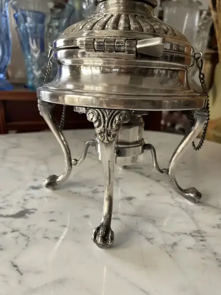 Foto de um(a) Antigo Raro Samovar Bule Completo Prata Inglesa Sheffield, da categoria de Chaleiras. ~ Sheffield ~Antigo e finíssimo samovar em metal espessurado a prata, estilo inglês. Todo original, com detalhes em relevo,... Mostrado de uma perspectiva diferente. Vendido no marketplace Trésors.