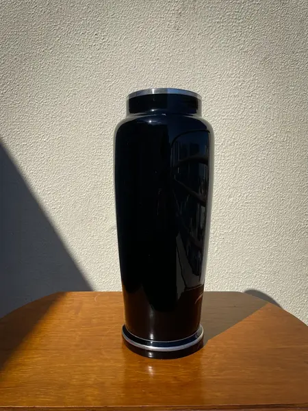 Foto de um(a) Antigo Raro Vaso Jarro Art Deco Opalina Preta E Prata Lei, da categoria de Vasos. Antigo e raro vaso artístico em opalina preta com decoração em prata de lei. Uma combinação muito chique e elegante, combina... Mostrado de uma perspectiva diferente. Vendido no marketplace Trésors.