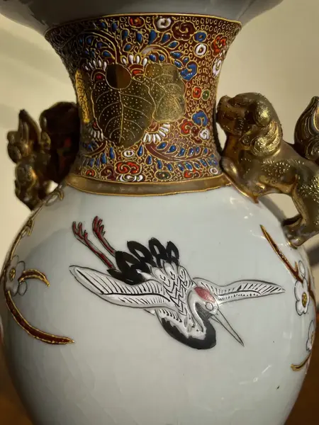 Foto de um(a) Antigo Raro Vaso Jarro Oriental Porcelana Japonesa Satsuma, da categoria de Vasos. ~ Satsuma Imperial ~Antigo e raro vaso oriental com com alças no formato de cães de fó. Peça total artística pintada à mão... Mostrado de uma perspectiva diferente. Vendido no marketplace Trésors.