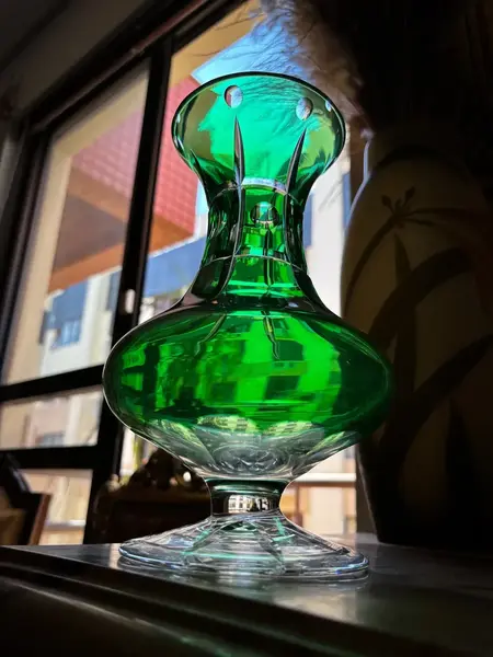 Foto de um(a) Antigo Raro Vaso Jarro Cristal Baccarat Verde Esmeralda, da categoria de Vasos. Antigo e fino vaso em cristal doublé europeu na cor verde esmeralda. Lindíssima lapidação manual e formato muito chique,... Mostrado de uma perspectiva diferente. Vendido no marketplace Trésors.