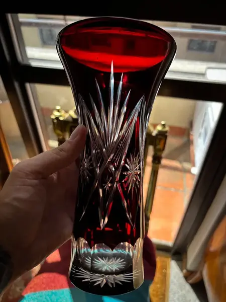 Foto de um(a) Antigo Raro Vaso Jarro Em Cristal Baccarat Lapidado À Mão, da categoria de Vasos. Antigo e elegante vaso em cristal europeu doublé na cor bordô, uma cor linda, que combina com tudo. Em contato com a luz ele... Mostrado de uma perspectiva diferente. Vendido no marketplace Trésors.