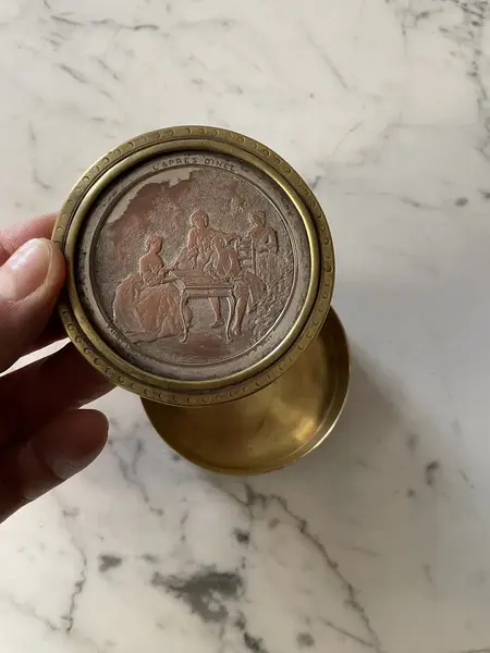 Foto de um(a) Antigo Púcaro Caixinha Com Cena Em Bronze Francês Assinado, da categoria de Cestos e Caixas. Antiga e original caixinha artística em bronze francês do início dos século XX. Assinada. Medidas 3x8cm. Mostrado de uma perspectiva diferente. Vendido no marketplace Trésors.