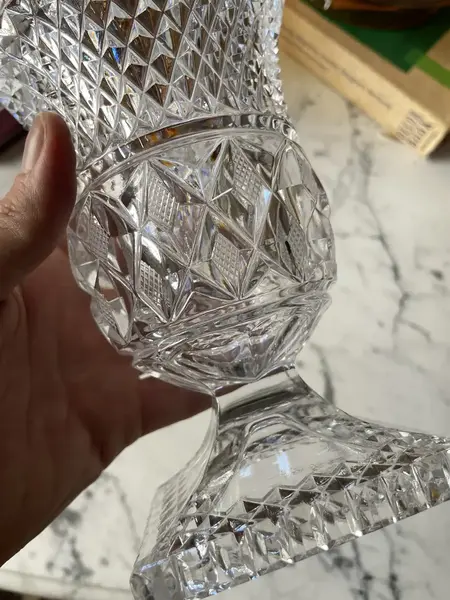 Foto de um(a) Antigo Vaso Cachepot Jarro Modelo Médici Em Cristal Tcheco, da categoria de Vasos. Antigo e clássico vaso artístico, modelo Medici, em cristal Tcheco lapidado à mão. Lapidação estrelada, e ponta de diamante.... Mostrado de uma perspectiva diferente. Vendido no marketplace Trésors.