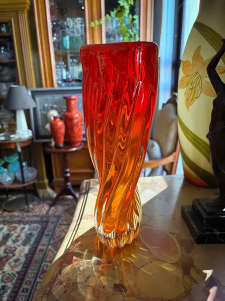 Foto de um(a) Antigo Raro Vaso Murano Italiano Seguso Alfredo Barbini, da categoria de Vasos. Cores e formas fascinantes!Antigo e pesado vaso em murano retorcido em tons degradê vermelho e âmbar, atribuído a Alfredo... Mostrado de uma perspectiva diferente. Vendido no marketplace Trésors.