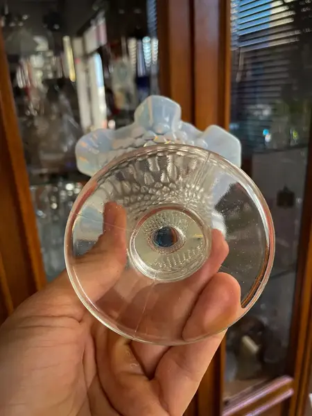 Foto de um(a) Antigo Par De Vasos Em Opalina Opalescente Fenton Glass, da categoria de Vasos. ~ Fenton Art Glass ~ Manufatura americana fundada em 1905. Antigos e atemporais vasos artísticos em vidro opalescente com a... Mostrado de uma perspectiva diferente. Vendido no marketplace Trésors.