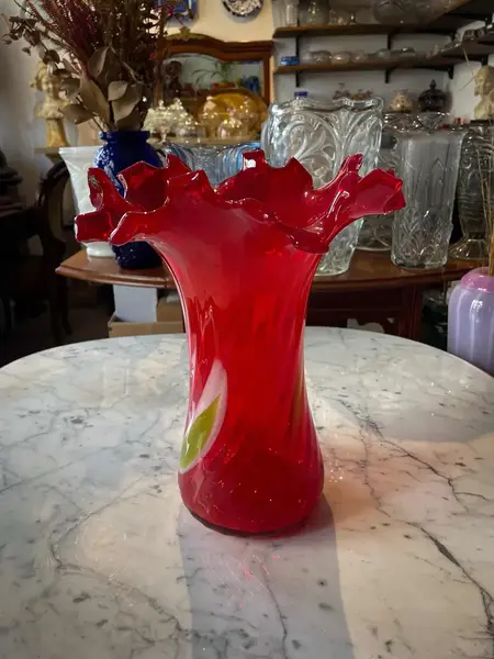 Foto de um(a) Antigo Grande Legítimo Vaso Murano Italiano Vermelho A. Deco, da categoria de Vasos. ~ Italy Glass ~Antigo e grande vaso artístico em Murano Italiano soufflé gomado com a borda plissada, cor vermelho rubi com... Mostrado de uma perspectiva diferente. Vendido no marketplace Trésors.