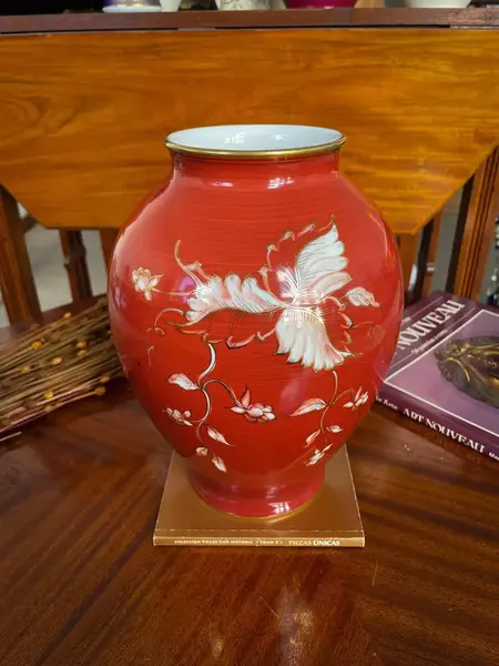 Foto de um(a) Antigo Raro Vaso Jarro Art Deco Porcelana Alemã Furstenberg, da categoria de Vasos. ~ Furstenberg Germany ~Antigo e majestoso vaso artístico em porcelana alemã, pintada à mão. Decoração com flores e filetes... Mostrado de uma perspectiva diferente. Vendido no marketplace Trésors.