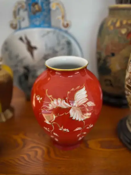 Foto de um(a) Antigo Raro Vaso Jarro Art Deco Porcelana Alemã Furstenberg, da categoria de Vasos. ~ Furstenberg Germany ~Antigo e majestoso vaso artístico em porcelana alemã, pintada à mão. Decoração com flores e filetes... Mostrado de uma perspectiva diferente. Vendido no marketplace Trésors.