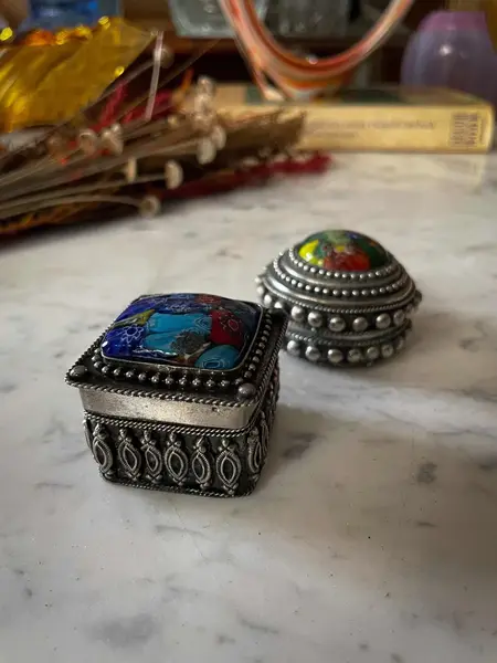 Foto de um(a) Antigo Par De Caixinhas Art Deco Em Prata Murano Millefiori, da categoria de Cestos e Caixas. Antigas caixinhas em prata com a tampa em Murano Italiano técnica Millefiori, uma das mais procuradas e colecionáveis.... Mostrado de uma perspectiva diferente. Vendido no marketplace Trésors.