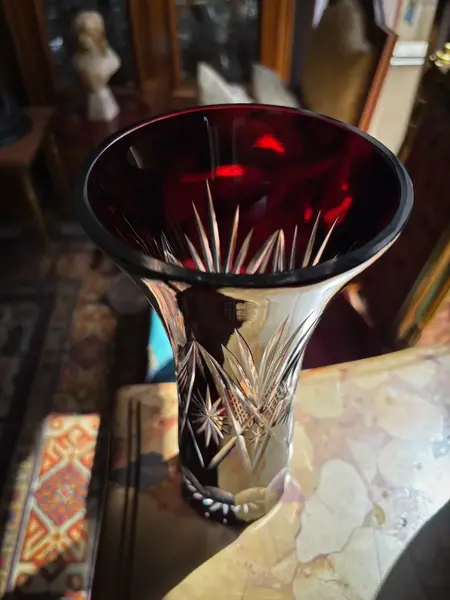 Foto de um(a) Antigo Raro Vaso Jarro Em Cristal Baccarat Lapidado À Mão, da categoria de Vasos. Antigo e elegante vaso em cristal europeu doublé na cor bordô, uma cor linda, que combina com tudo. Em contato com a luz ele... Mostrado de uma perspectiva diferente. Vendido no marketplace Trésors.