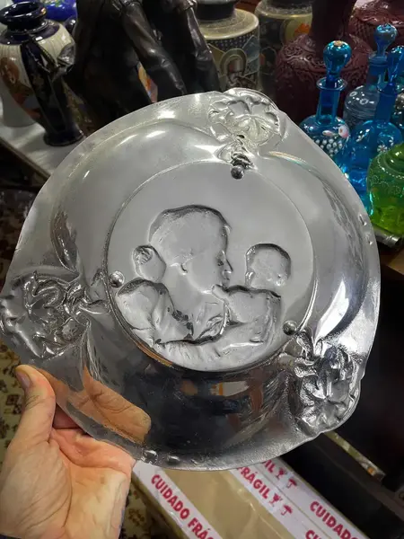 Foto de um(a) Antigo Prato Medalhão Centro De Mesa Prata Art Nouveau Wmf, da categoria de Pratos Decorativos. Antigo prato medalhão/centro de mesa em metal espessurado a prata da famosa manufatura wmf. Linda cena de mãe com criança.... Mostrado de uma perspectiva diferente. Vendido no marketplace Trésors.