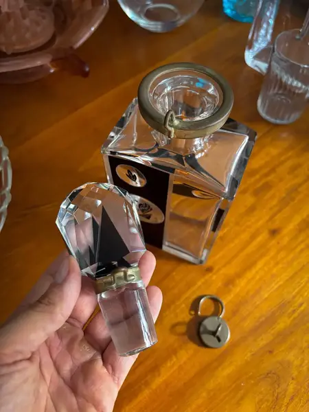 Foto de um(a) Antiga Rara Garrafa Em Cristal Tcheco Karl Palda Art Deco, da categoria de Garrafas. ~ Karl Palda Glass ~ Antiga e raríssima garrafa em cristal Tcheco com detalhes em preto e belíssima lapidação manual, e o... Mostrado de uma perspectiva diferente. Vendido no marketplace Trésors.