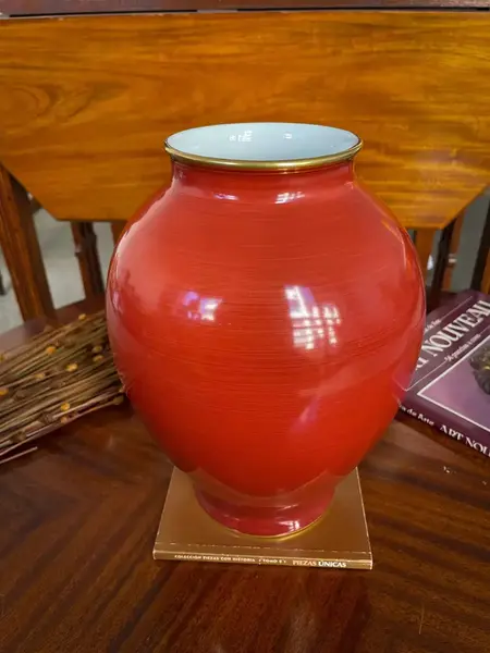 Foto de um(a) Antigo Raro Vaso Jarro Art Deco Porcelana Alemã Furstenberg, da categoria de Vasos. ~ Furstenberg Germany ~Antigo e majestoso vaso artístico em porcelana alemã, pintada à mão. Decoração com flores e filetes... Mostrado de uma perspectiva diferente. Vendido no marketplace Trésors.