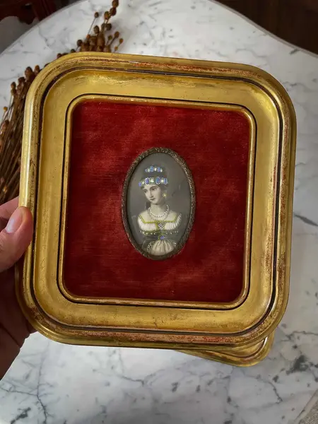 Foto de um(a) Antigo Par Quadros Camafeu Portrait Miniature Pintura Óleo, da categoria de Pinturas. ~ Portrait miniature ~ Antigo e raro par de quadrinhos italianos, com figura central de damas pintadas à mão em folha de... Mostrado de uma perspectiva diferente. Vendido no marketplace Trésors.