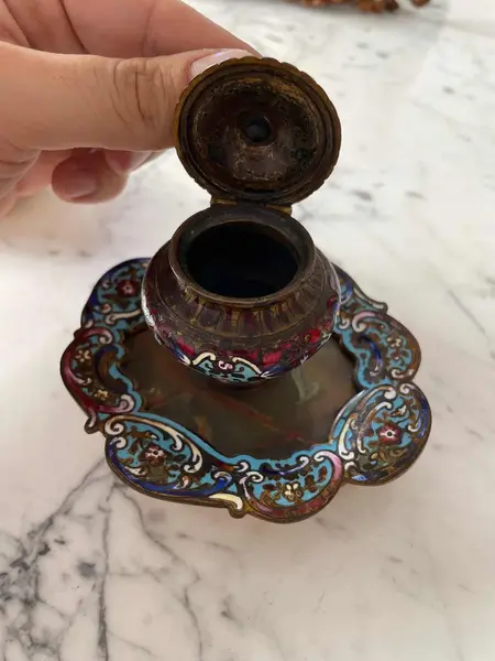 Foto de um(a) Antigo Conjunto Tinteiro Mata Borrão Bronze France Champlevé, da categoria de Itens de Escritório. Antigo e raro conjunto para escritório, composto por tinteiro e mata borrão em bronze doré (banho de ouro) com detalhes em... Mostrado de uma perspectiva diferente. Vendido no marketplace Trésors.