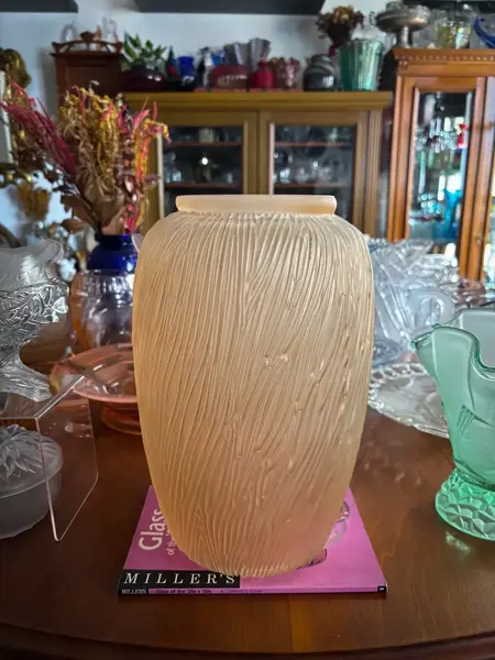 Foto de um(a) Antigo Vaso Jarro Decorativo Vidro Francês Art Deco Satiné, da categoria de Vasos. ~ Art Deco Glass ~Grande vaso em vidro artístico francês com decoração em relevo, simples e chique. Combina com tudo. Ótimo... Mostrado de uma perspectiva diferente. Vendido no marketplace Trésors.
