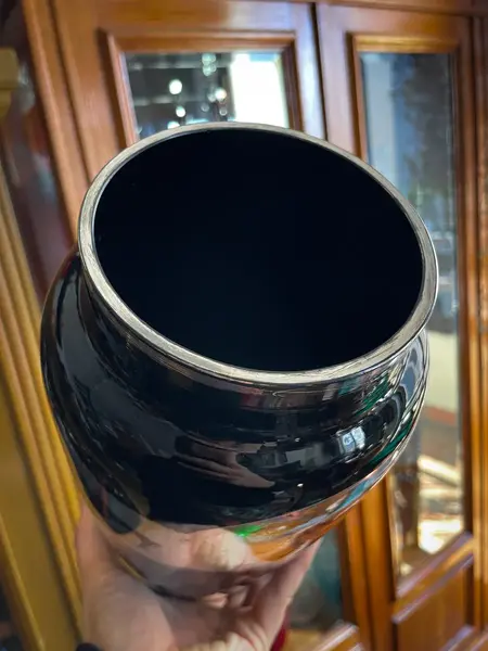 Foto de um(a) Antigo Raro Vaso Jarro Art Deco Opalina Preta E Prata Lei, da categoria de Vasos. Antigo e raro vaso artístico em opalina preta com decoração em prata de lei. Uma combinação muito chique e elegante, combina... Mostrado de uma perspectiva diferente. Vendido no marketplace Trésors.