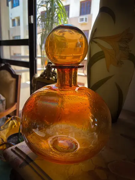 Foto de um(a) Antiga Garrafa Decorativa Murano Com Ouro Carnival Glass, da categoria de Garrafas. Carnival Glass. Antiga e super diferente garrafa decorativa em Murano artístico iridescente, possui pequenas partículas de... Mostrado de uma perspectiva diferente. Vendido no marketplace Trésors.