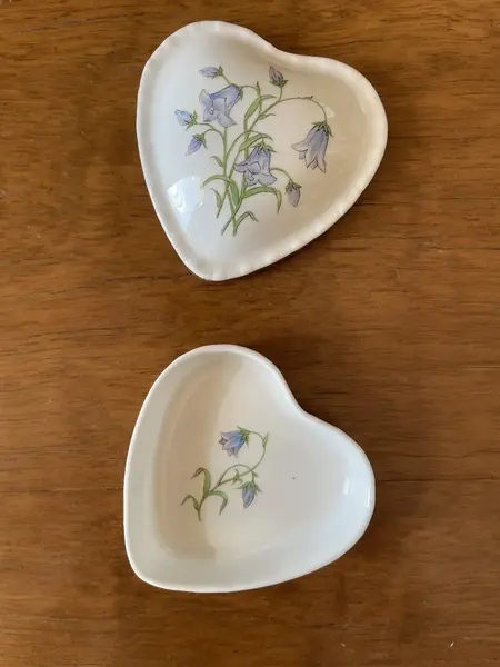 Foto de um(a) Antigo Coração Porta Joias Porcelana Inglesa Bone China, da categoria de Porta-Jóias. ~ Jean Mercer ~Antiga e rara caixinha decorativa ou porta joias no formato de coração, porcelana artística inglesa. Designer... Mostrado de uma perspectiva diferente. Vendido no marketplace Trésors.