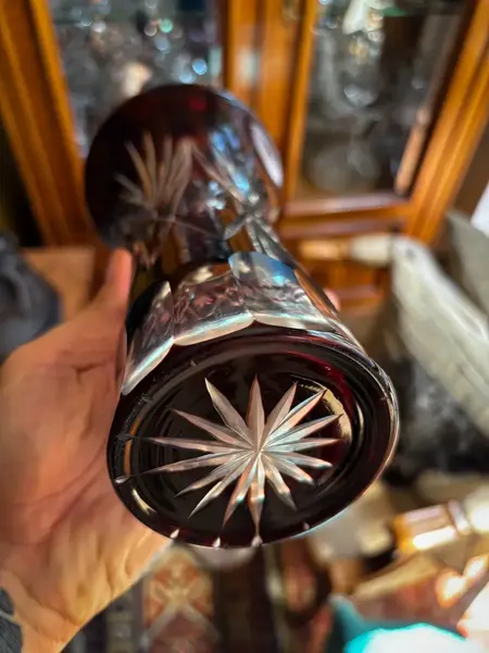 Foto de um(a) Antigo Raro Vaso Jarro Em Cristal Baccarat Lapidado À Mão, da categoria de Vasos. Antigo e elegante vaso em cristal europeu doublé na cor bordô, uma cor linda, que combina com tudo. Em contato com a luz ele... Mostrado de uma perspectiva diferente. Vendido no marketplace Trésors.