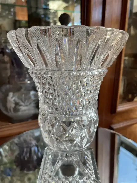 Foto de um(a) Antigo Vaso Cachepot Jarro Modelo Médici Em Cristal Tcheco, da categoria de Vasos. Antigo e clássico vaso artístico, modelo Medici, em cristal Tcheco lapidado à mão. Lapidação estrelada, e ponta de diamante.... Mostrado de uma perspectiva diferente. Vendido no marketplace Trésors.