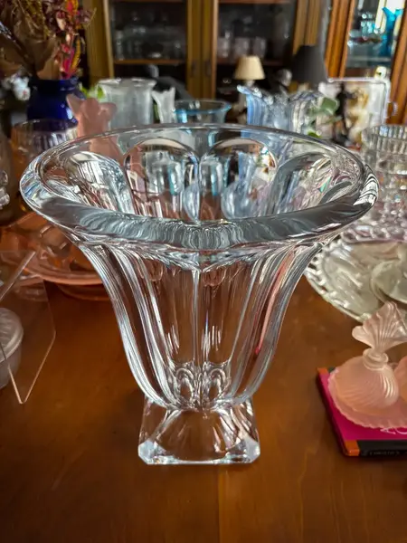 Foto de um(a) Antigo Grande Vaso Medici Centro De Mesa Cristal Bohemia, da categoria de Vasos. ~ Crystalite Bohemia ~ Antigo e grande vaso em cristal Tcheco, modelo Medici. Peça muito chique e decorativa. Marca da... Mostrado de uma perspectiva diferente. Vendido no marketplace Trésors.