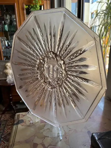 Foto de um(a) Antiga Rara Fruteira Centro De Mesa Vidro Satiné Art Deco, da categoria de Centro de mesa. ~ August Walther & Sohne ~Antigo e belíssimo centro de mesa em vidro artístico alemão na cor rosé acetinado. A peça... Mostrado de uma perspectiva diferente. Vendido no marketplace Trésors.