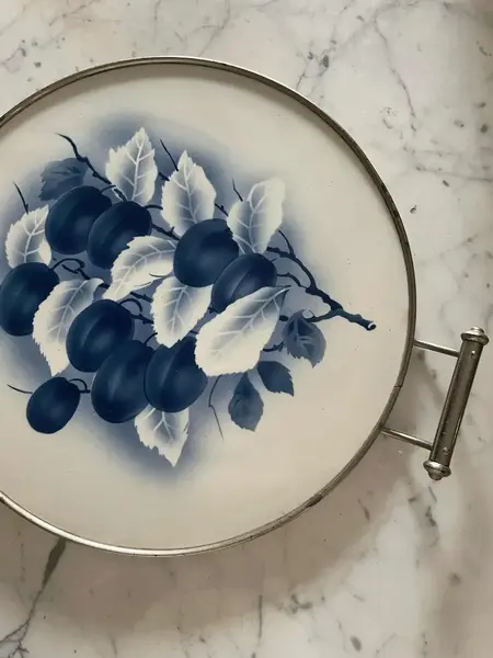 Foto de um(a) Antiga Bandeja Art Deco Majólica Faiança Alemã Azul Borrão, da categoria de Bandejas. Antiga e rara bandeja de majólica alemã, armação em metal prateado. Linda decoração branco e azul borrão. Período Art Deco.... Mostrado de uma perspectiva diferente. Vendido no marketplace Trésors.