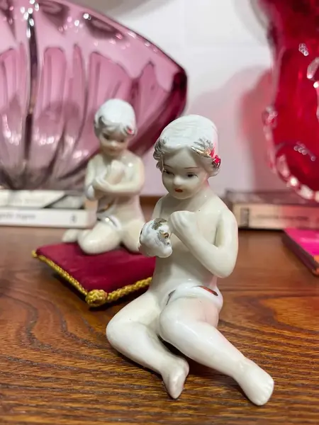 Foto de um(a) Antigo Bibelô Nua Em Biscuit Porcelana Espanhola Marti Piero, da categoria de Modelos e estatuetas. Marti Piero. 3 bibelôs da famosa porcelana espanhola, com filetes de ouro. Medida aproximadamente 8 x 9cm cada. Mostrado de uma perspectiva diferente. Vendido no marketplace Trésors.