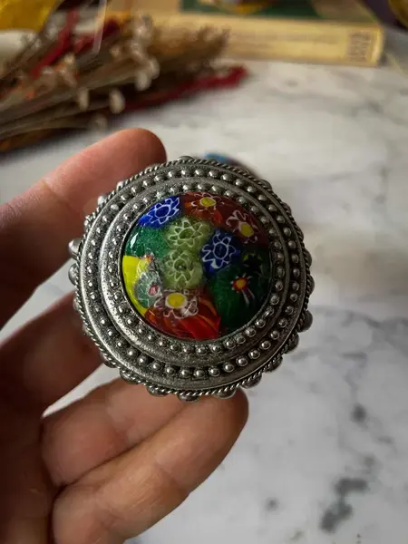 Foto de um(a) Antigo Par De Caixinhas Art Deco Em Prata Murano Millefiori, da categoria de Cestos e Caixas. Antigas caixinhas em prata com a tampa em Murano Italiano técnica Millefiori, uma das mais procuradas e colecionáveis.... Mostrado de uma perspectiva diferente. Vendido no marketplace Trésors.