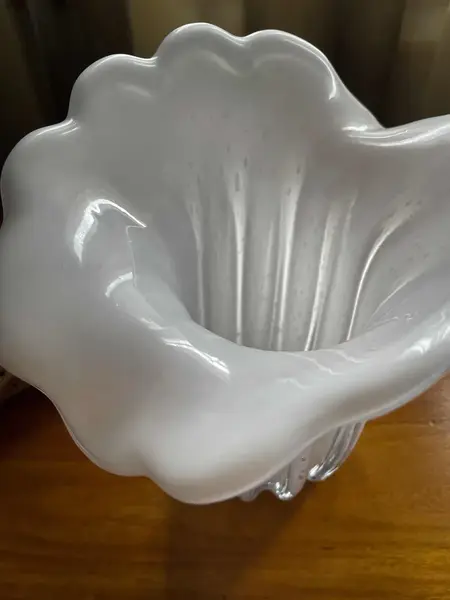 Foto de um(a) Italy Glass Antigo Vaso Jarro Murano Branco Leitoso Art Deco, da categoria de Vasos. ~ Italy Glass ~ Murano branco é muito chique! Belíssimo e imponente vaso artístico em Murano branco leitoso, incrível... Mostrado de uma perspectiva diferente. Vendido no marketplace Trésors.