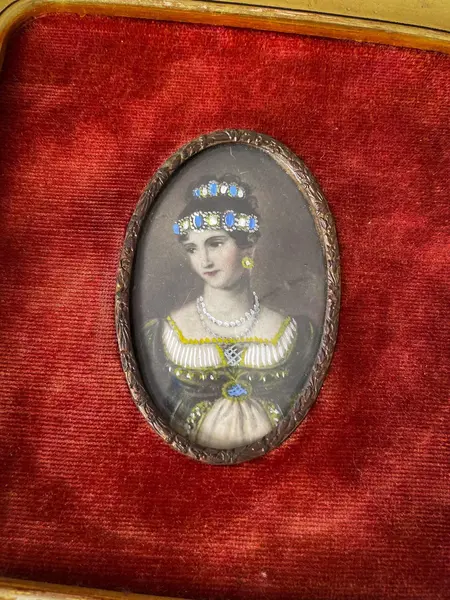Foto de um(a) Antigo Par Quadros Camafeu Portrait Miniature Pintura Óleo, da categoria de Pinturas. ~ Portrait miniature ~ Antigo e raro par de quadrinhos italianos, com figura central de damas pintadas à mão em folha de... Mostrado de uma perspectiva diferente. Vendido no marketplace Trésors.