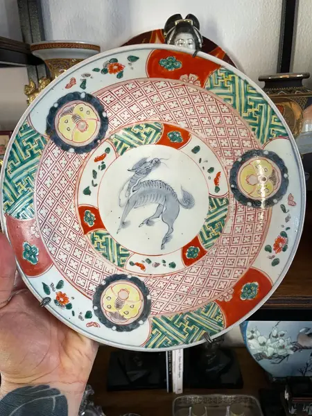 Foto de um(a) Antigo Prato Decorativo Oriental Porcelana Japonesa Imari, da categoria de Pratos Decorativos. ~ Imari~ A célebre porcelana japonesa. Antigo prato decorativo em porcelana com decoração oriental típica desse período com... Mostrado de uma perspectiva diferente. Vendido no marketplace Trésors.