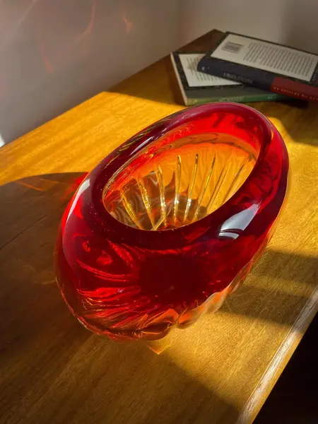 Foto de um(a) Antigo Bowl Decorativo Vaso Em Murano Italiano Art Deco, da categoria de Vasos e recipientes. ~ Fire Glass ~Antigo vaso/bowl decorativo em cristal de Murano Italiano soufflé gomado. Peça artística, feita à mão. Lindas... Mostrado de uma perspectiva diferente. Vendido no marketplace Trésors.