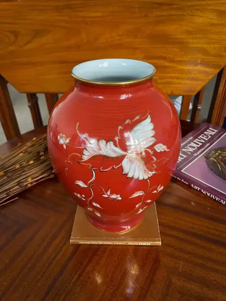 Foto de um(a) Antigo Raro Vaso Jarro Art Deco Porcelana Alemã Furstenberg, da categoria de Vasos. ~ Furstenberg Germany ~Antigo e majestoso vaso artístico em porcelana alemã, pintada à mão. Decoração com flores e filetes... Mostrado de uma perspectiva diferente. Vendido no marketplace Trésors.