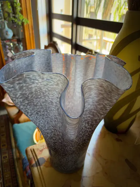 Foto de um(a) Antigo Grande Vaso Jarro Murano Italiano Leitoso Opalescente, da categoria de Vasos. Antigo e grande vaso artístico em Murano leitoso, com nuances meio opalescentes na borda ondulada. Lindas cores e o formato... Mostrado de uma perspectiva diferente. Vendido no marketplace Trésors.