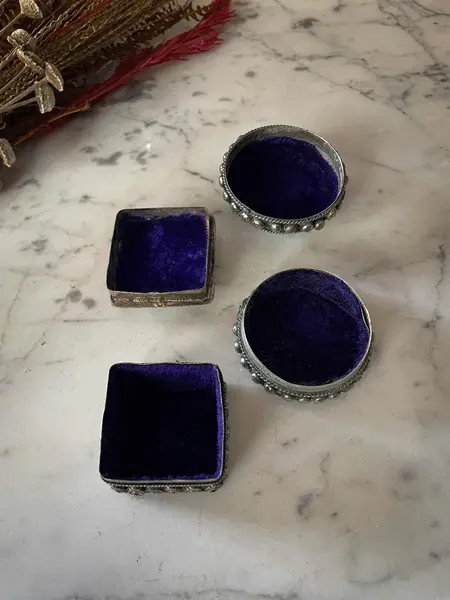 Foto de um(a) Antigo Par De Caixinhas Art Deco Em Prata Murano Millefiori, da categoria de Cestos e Caixas. Antigas caixinhas em prata com a tampa em Murano Italiano técnica Millefiori, uma das mais procuradas e colecionáveis.... Mostrado de uma perspectiva diferente. Vendido no marketplace Trésors.