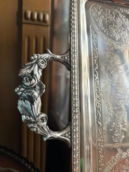 Foto de um(a) Antiga Grande Bandeja Trabalhada Em Prata Eberle, da categoria de Bandejas. ~ Eberle Silverplate ~ Antiga e grande bandeja em prata Eberle com alças trabalhadas no formato de flores em relevo, e... Mostrado de uma perspectiva diferente. Vendido no marketplace Trésors.