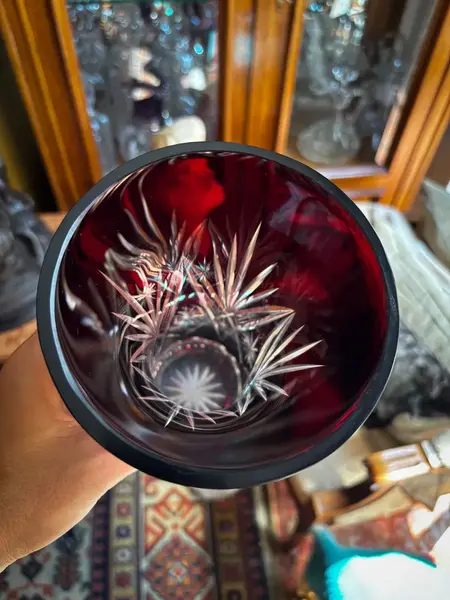 Foto de um(a) Antigo Raro Vaso Jarro Em Cristal Baccarat Lapidado À Mão, da categoria de Vasos. Antigo e elegante vaso em cristal europeu doublé na cor bordô, uma cor linda, que combina com tudo. Em contato com a luz ele... Mostrado de uma perspectiva diferente. Vendido no marketplace Trésors.