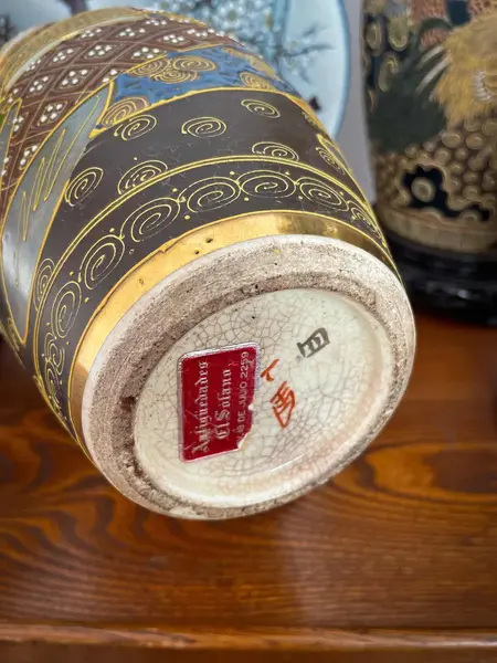 Foto de um(a) Antigo Vaso Jarro Dragão Oriental Japonês Porcelana Satsuma, da categoria de Vasos. ~ Satsuma Imperial ~Antigo e diferente vaso oriental em porcelana artística japonesa, todo pintado à mão com figuras de... Mostrado de uma perspectiva diferente. Vendido no marketplace Trésors.