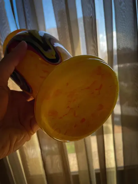 Foto de um(a) Antigo Vaso Jarro Murano Italiano Pâte De Verre Art Deco, da categoria de Vasos. ~ Pâte de Verre ~Antigo e icônico vaso artístico em Murano amarelo com rajados, trabalho manual com lindo brilho natural, as... Mostrado de uma perspectiva diferente. Vendido no marketplace Trésors.