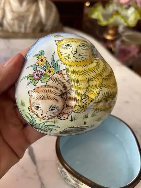 Foto de um(a) Antiga Caixinha Decorativa Com Gatos Esmaltados À Mão, da categoria de Cestos e Caixas. Antigo e belíssima caixinha decorativa em metal esmaltado à mão com decoração de gatos, borboletas e flores. Bastante... Mostrado de uma perspectiva diferente. Vendido no marketplace Trésors.