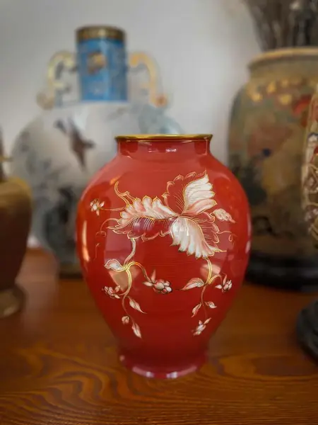 Foto de um(a) Antigo Raro Vaso Jarro Art Deco Porcelana Alemã Furstenberg, da categoria de Vasos. ~ Furstenberg Germany ~Antigo e majestoso vaso artístico em porcelana alemã, pintada à mão. Decoração com flores e filetes... Mostrado de uma perspectiva diferente. Vendido no marketplace Trésors.
