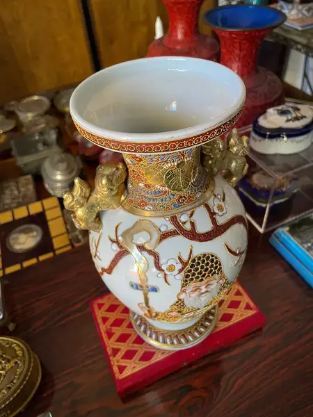 Foto de um(a) Antigo Raro Vaso Jarro Oriental Porcelana Japonesa Satsuma, da categoria de Vasos. ~ Satsuma Imperial ~Antigo e raro vaso oriental com com alças no formato de cães de fó. Peça total artística pintada à mão... Mostrado de uma perspectiva diferente. Vendido no marketplace Trésors.