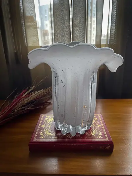 Foto de um(a) Italy Glass Antigo Vaso Jarro Murano Branco Leitoso Art Deco, da categoria de Vasos. ~ Italy Glass ~ Murano branco é muito chique! Belíssimo e imponente vaso artístico em Murano branco leitoso, incrível... Mostrado de uma perspectiva diferente. Vendido no marketplace Trésors.