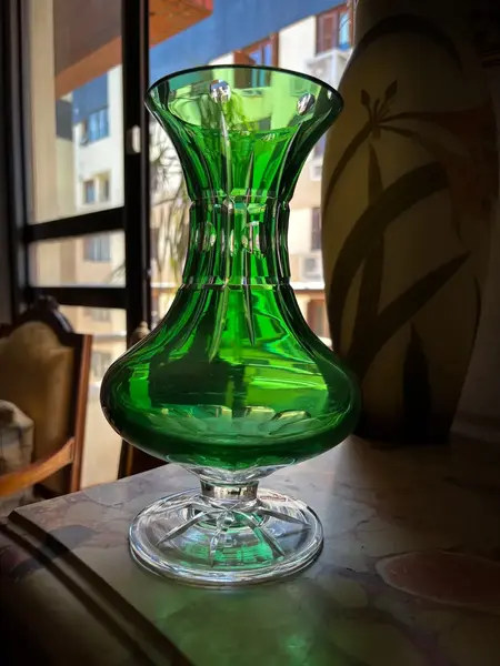 Foto de um(a) Antigo Raro Vaso Jarro Cristal Baccarat Verde Esmeralda, da categoria de Vasos. Antigo e fino vaso em cristal doublé europeu na cor verde esmeralda. Lindíssima lapidação manual e formato muito chique,... Mostrado de uma perspectiva diferente. Vendido no marketplace Trésors.