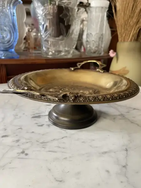 Foto de um(a) Antigo Centro De Mesa Rosto Dama Art Nouveau Bronze Francês, da categoria de Centro de mesa. Antigo e especial centro de mesa em bronze francês com lindo trabalho com decoração central de rosto de dama, traços bem... Mostrado de uma perspectiva diferente. Vendido no marketplace Trésors.