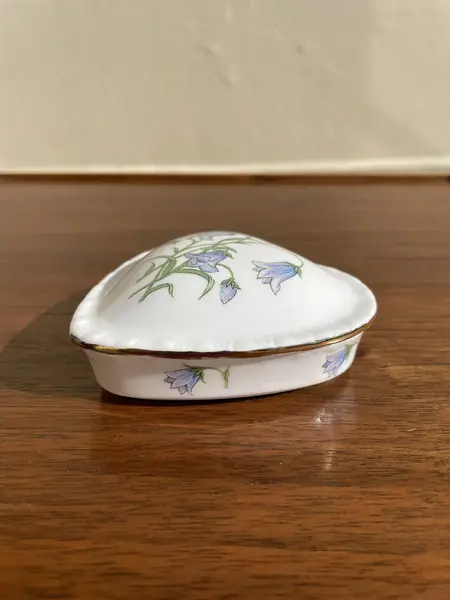 Foto de um(a) Antigo Coração Porta Joias Porcelana Inglesa Bone China, da categoria de Porta-Jóias. ~ Jean Mercer ~Antiga e rara caixinha decorativa ou porta joias no formato de coração, porcelana artística inglesa. Designer... Mostrado de uma perspectiva diferente. Vendido no marketplace Trésors.