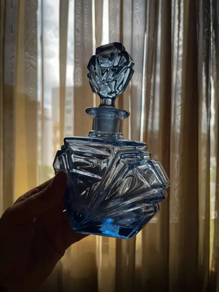 Foto de um(a) Antigo Perfumeiro Coleção Conjunto Toilette Cristal Art Deco, da categoria de Perfumeiros. Antigo e finíssimo conjunto de toucador para toilette composto por dois perfumeiros e uma caixa/porta joias.Cristal tcheco... Mostrado de uma perspectiva diferente. Vendido no marketplace Trésors.